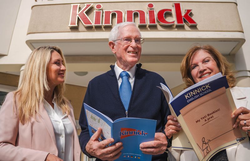 Ο νευρολόγος Βελίτσος Ιωάννης κάθεται σοβαρός στο γραφείο του, φορώντας άσπρο πουκάμισο και πολύχρωμη γραβάτα.