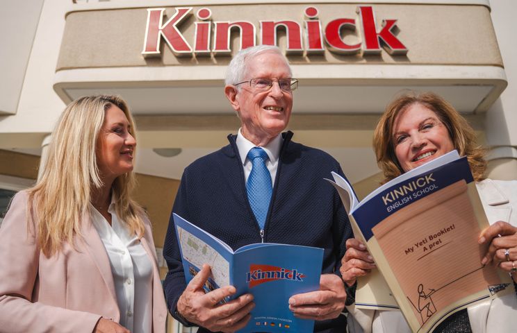 Η οικογένεια Kinnick έξω από ένα φροντιστηρίο Kinnick