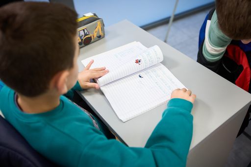 Μαθητής βλέπει το τετράδιο του