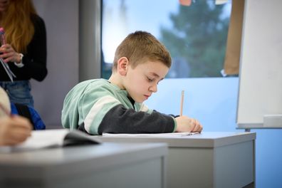 Μαθητές και δασκάλα εν ώρα μαθήματος