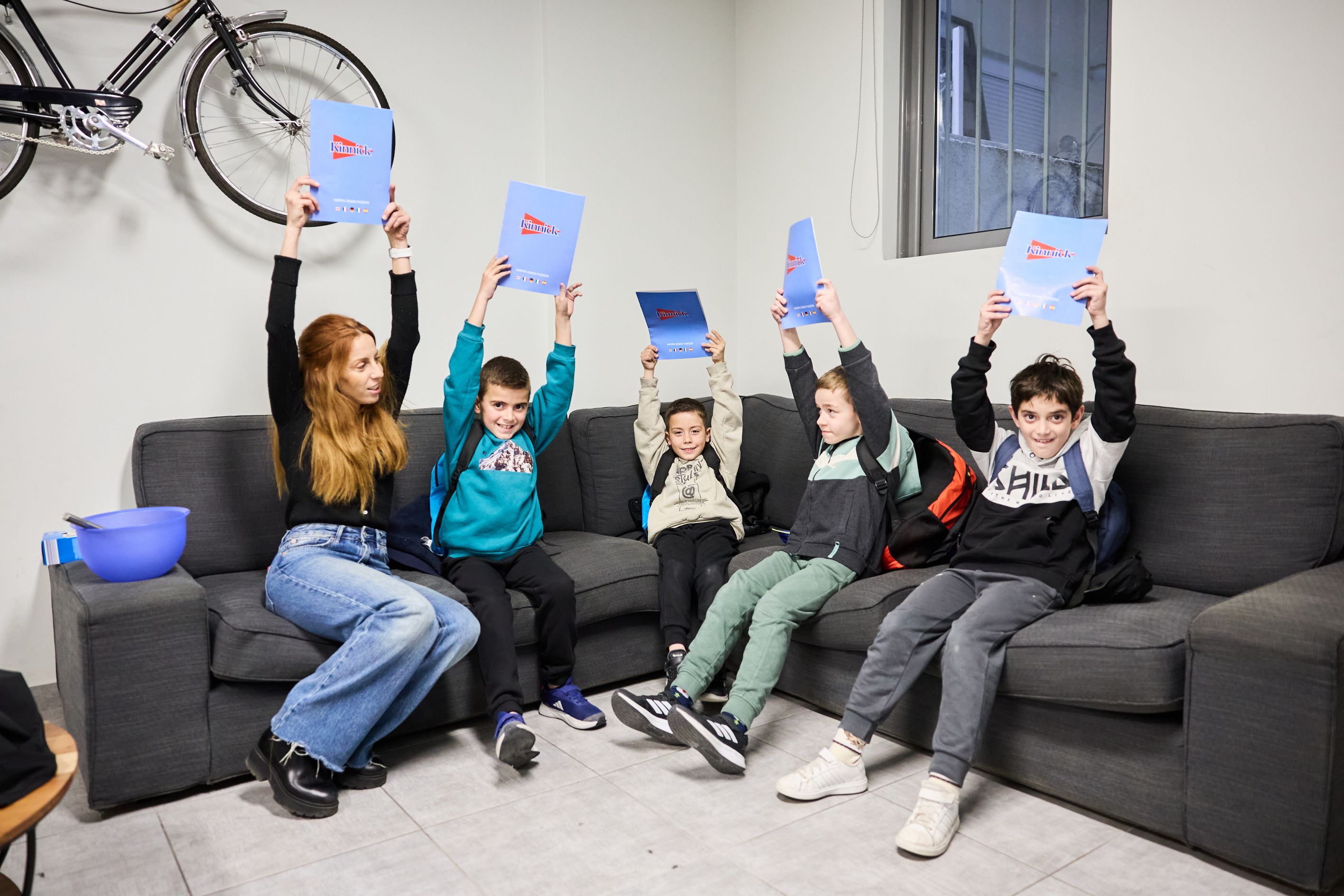 Μαθητές και δασκάλα σηκώνουν ψηλά τα βιβλία Kinnick